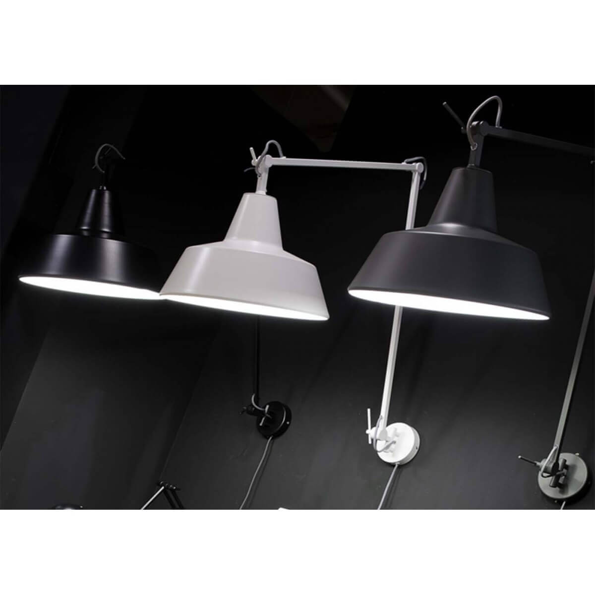 Lampe de bureau design orientable sur un bureau